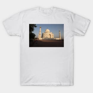 The Taj Mahal as the sun rises. T-Shirt